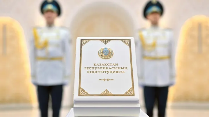 «Дәуірлік оқиға» – Тоқаев қазақстандықтарды жаңа Конституцияның заңды күшіне енуімен құттықтады