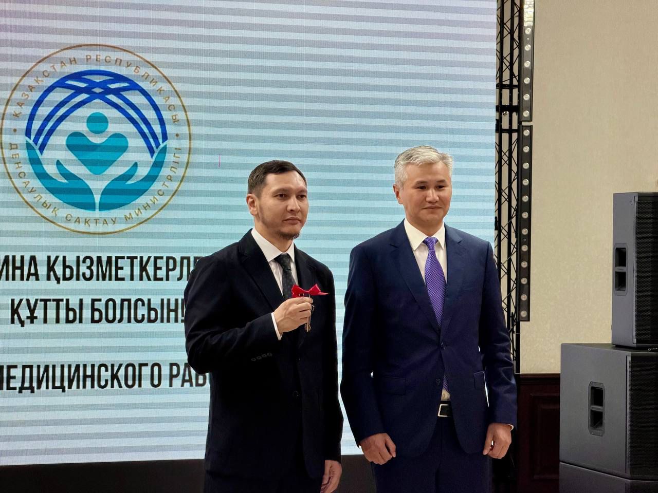 Халық саулығы жолындағы еңбек ескерусіз қалмады: «Жезқазған» медициналық орталығының дәрігерлеріне пәтер мен «Еңбек ардагері» медалі берілді