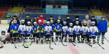 Жас хоккейшілерге қолдау көрсетті